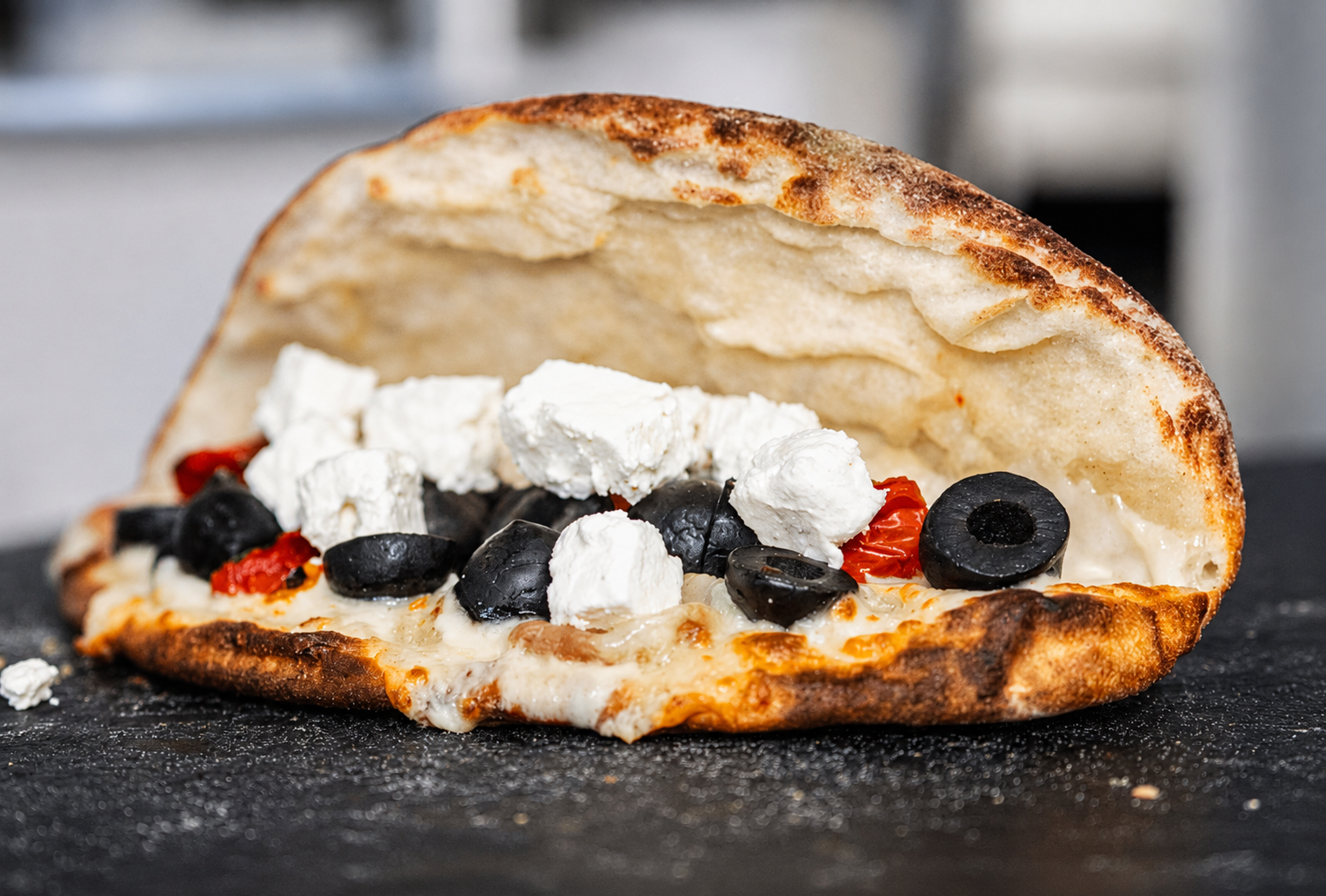 Spacca farcita con feta, olive e pomodori